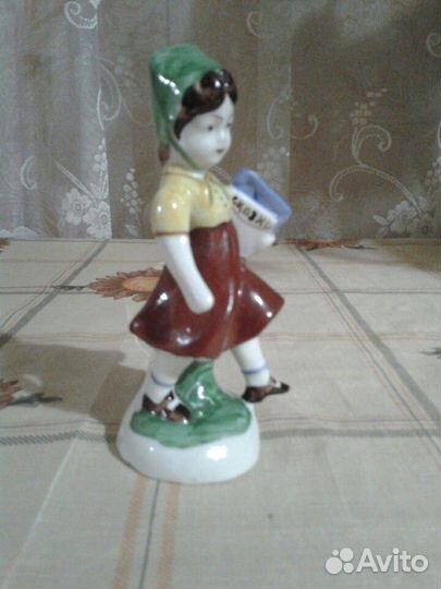 Фарфоровая статуэтка