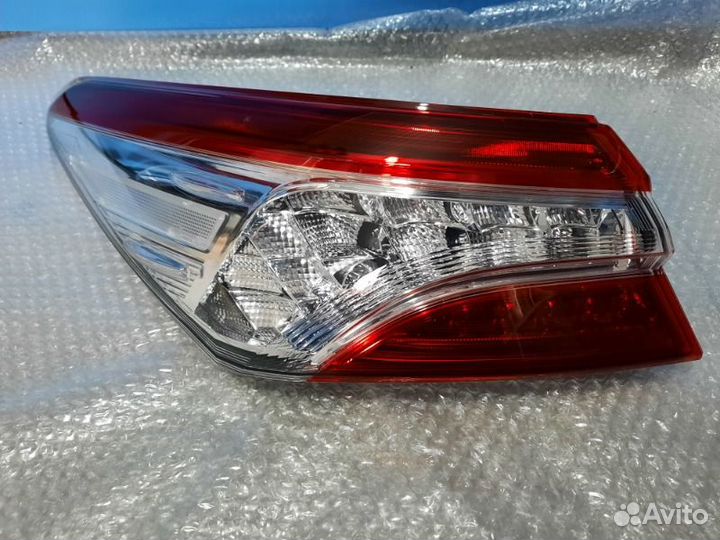Фонарь наружный задний левый Toyota Camry V70