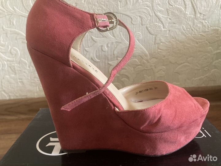 Босоножки женские