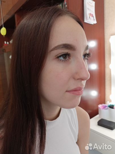 Модель на брови