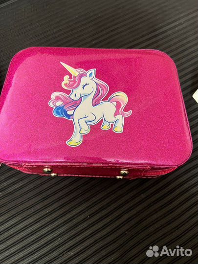 Набор детской косметики в чемодане