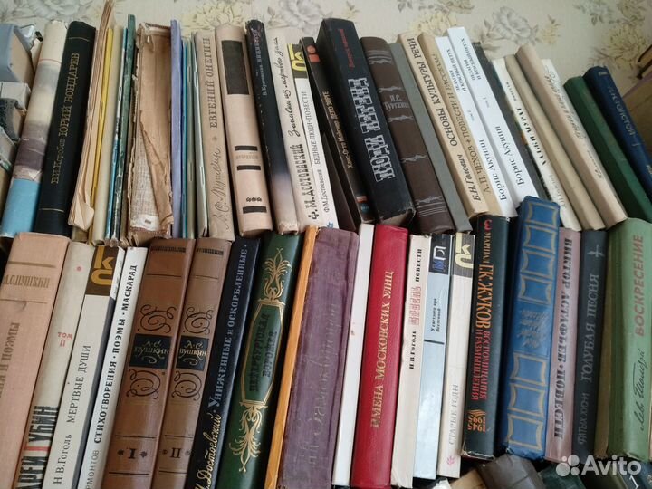 Книги из домашней библиотеки. Очень много