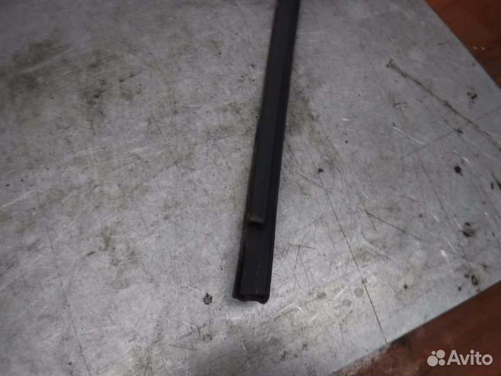 Уплотнитель стекла двери передний правый Лада