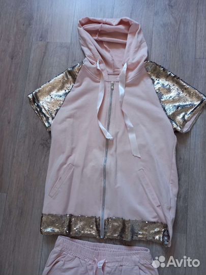 Костюм женский спортивный со стразами