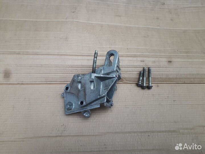 Кронштейн двигателя Ford Focus II