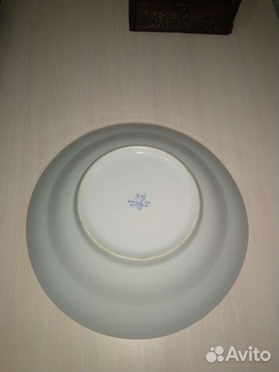 Тарелки и салатник с синим ободком