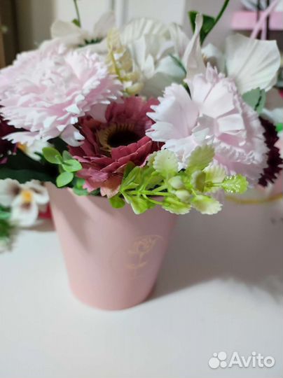 Композиция из искусственных цветов