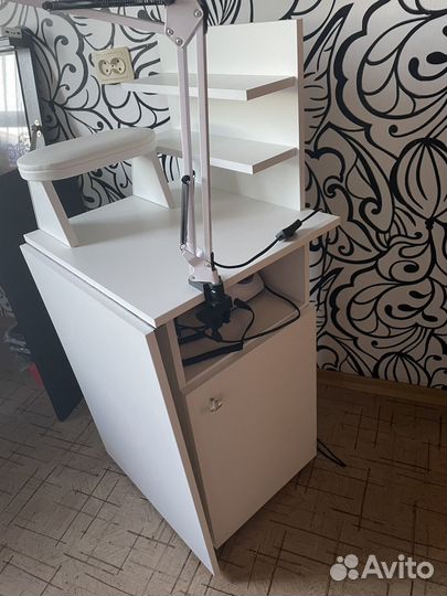 Маникюрный стол