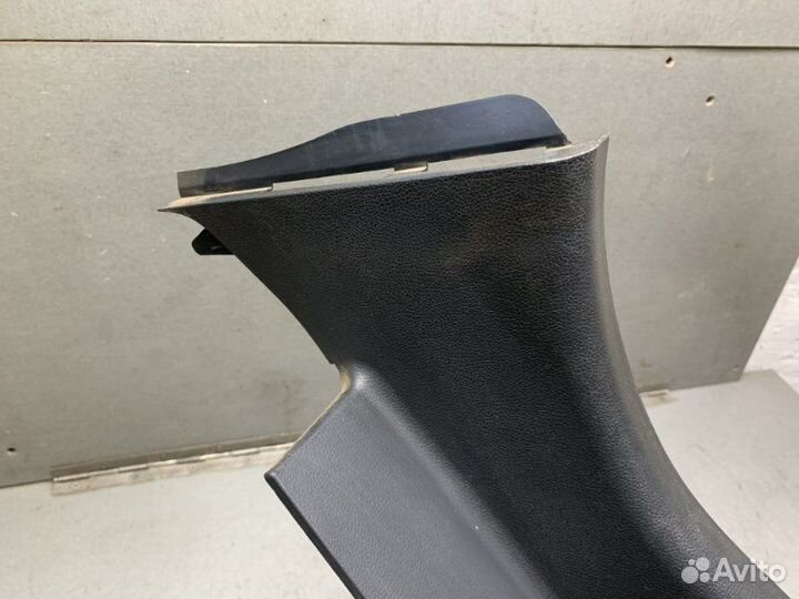 Накладка на стойку задняя левая Hyundai Solaris GI