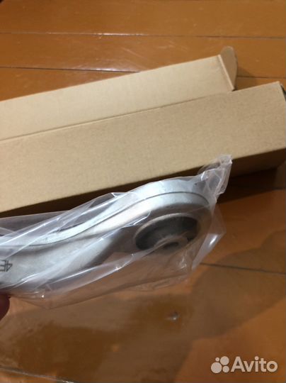 Рычаг подвески передней левый верхний,VAG