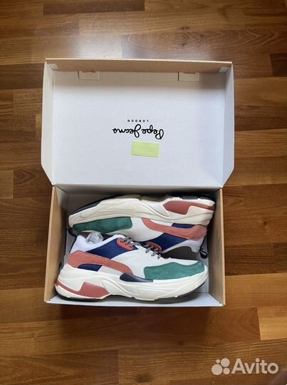 Кроссовки женские новые