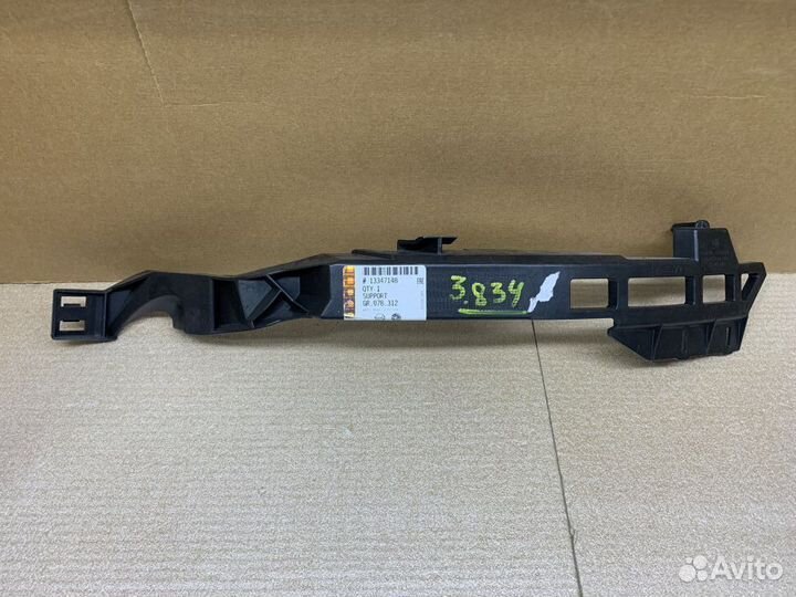 Кронштейн пер. бамп. под RH фарой Opel Astra J GTC