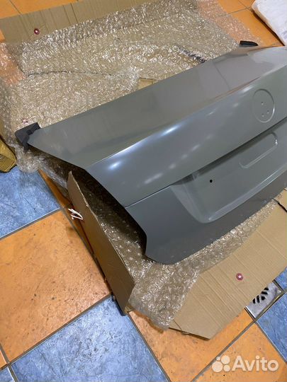 VW Polo Sedan крышка багажника 4D