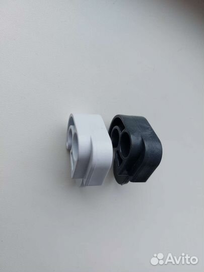 Упор(петли) двери левый на индезит холодильник