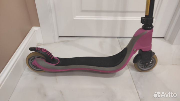 Трюковой самокат Globber flow 125 вместе с защитой