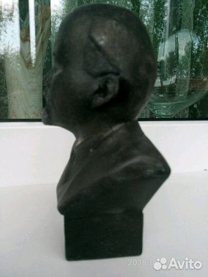 Бюст Ленин