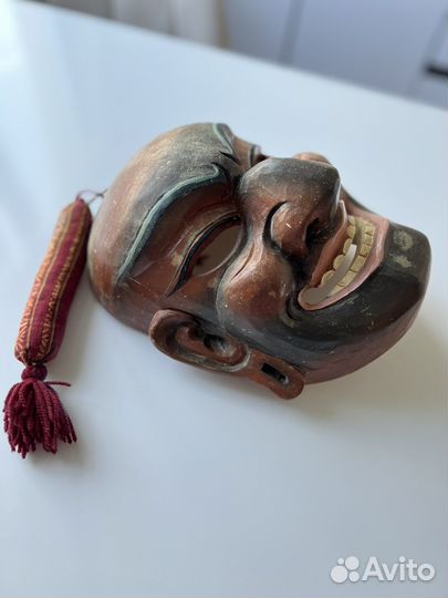 Маска из дерева. Бутан