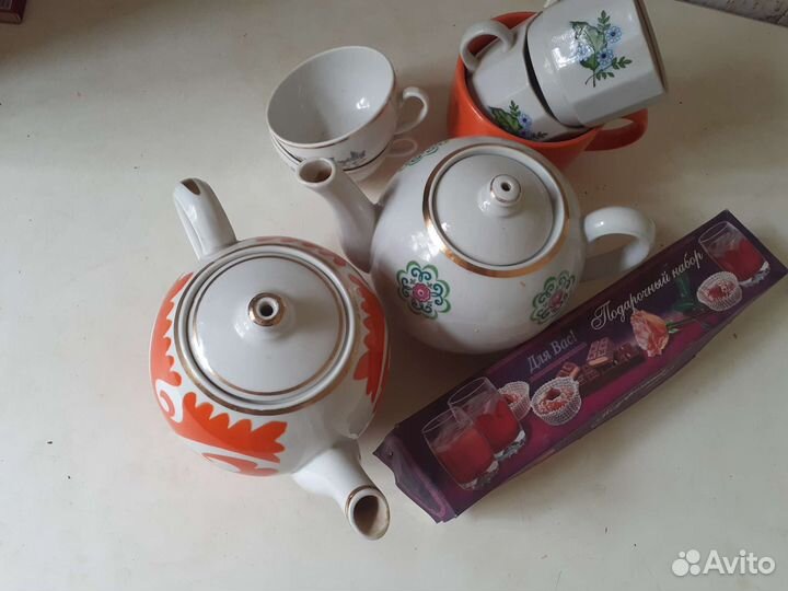 2 чайника и другая посуда