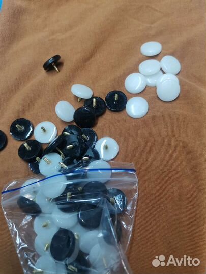 Черно-белые кнопки