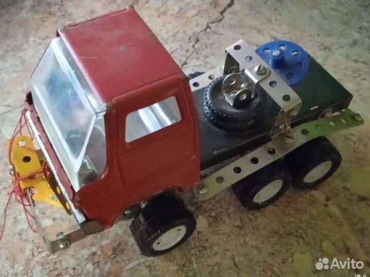 Металлическая машинка дополненная деталями