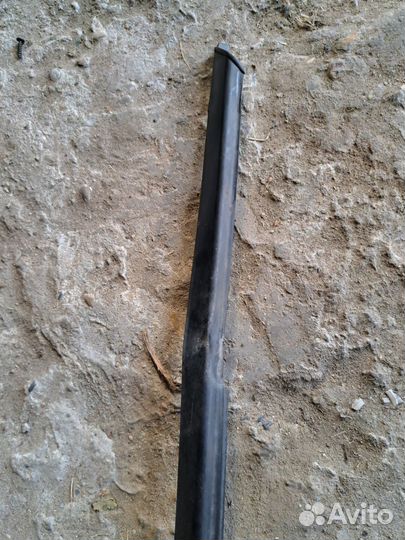 Молдинг стекла передний левый Mitsubishi Mirage