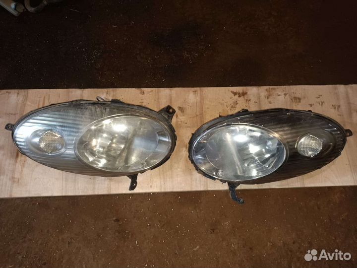 Фара на Nissan March K12