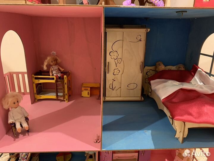 Домик кукольный с мебелью и куклами