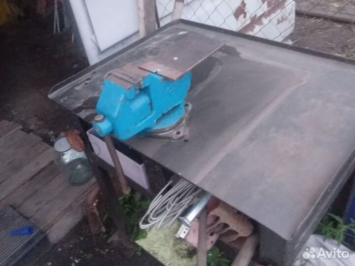 Стол с тисками