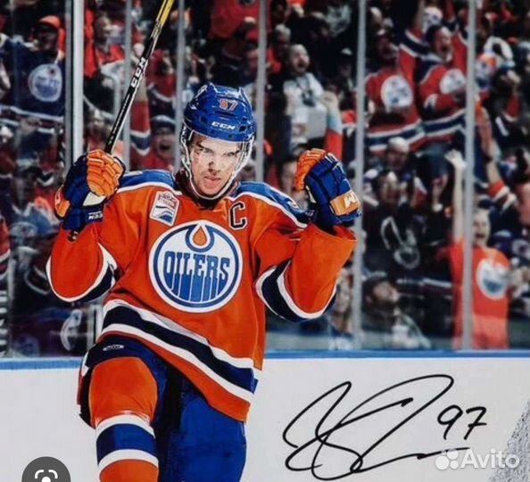 Автограф Коннора Макдэвида на футболке NHL