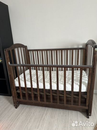 Детская кроватка с маятником и ящиком