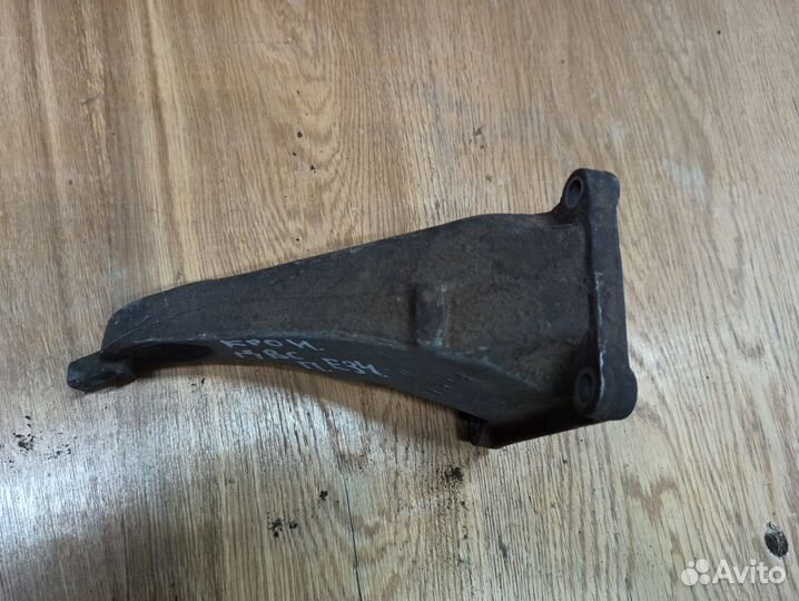 Кронштейн двигателя правый BMW E34