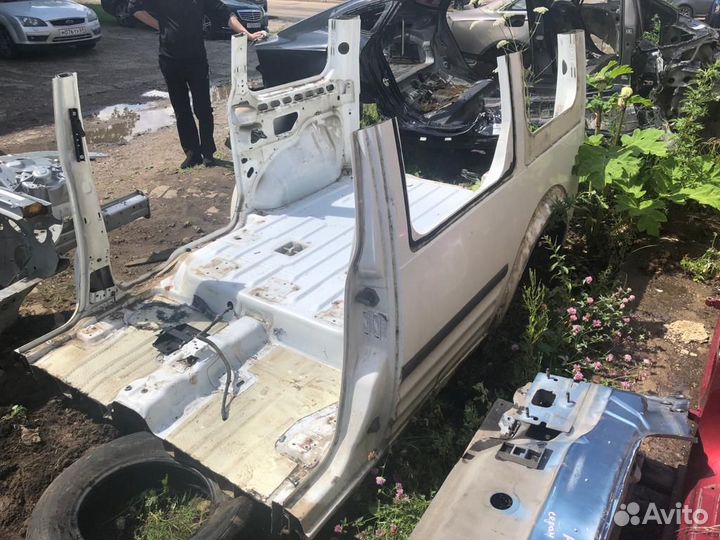 Четверть крыло заднее левое Tourneo Connect 2005