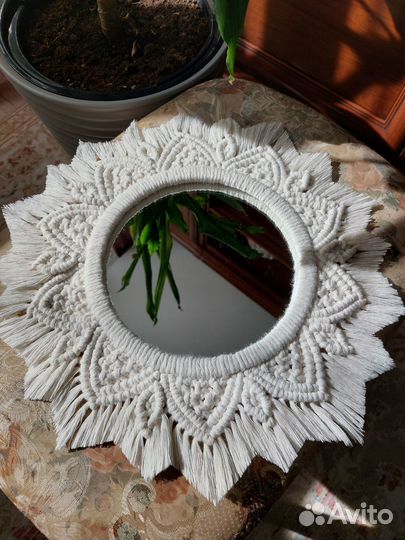 Зеркало в плетёной раме макраме