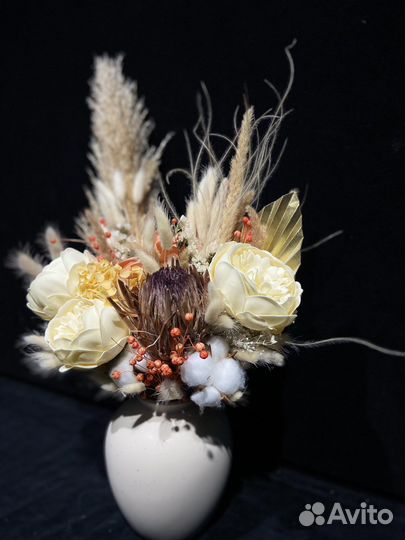 Композиция из сухоцветов и мыльных цветов