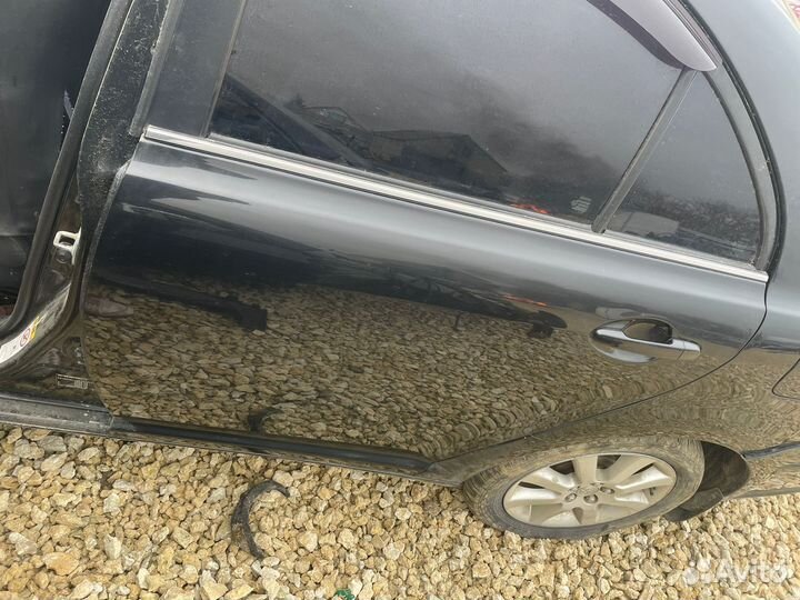 Дверь задняя toyota avensis 2 черного цвета