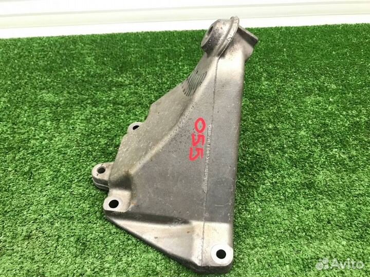 Кронштейн двигателя правый Mercedes-Benz E-350