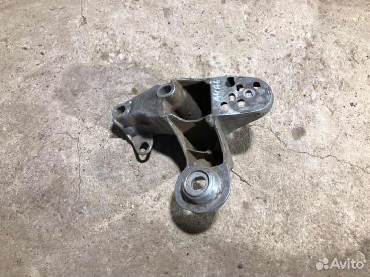 Кронштейн опоры двигателя левый Audi A4 B6/8E 1.8