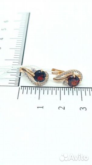 Золотые серьги с камнем