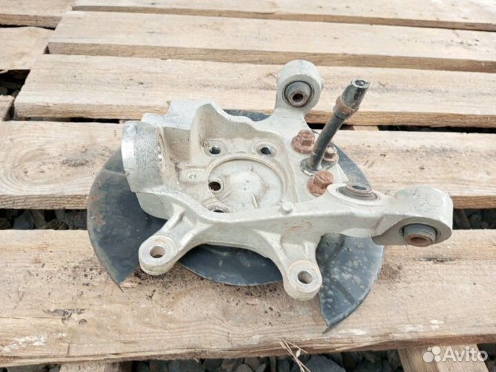 Кулак поворотный задний правый Nissan Teana J31