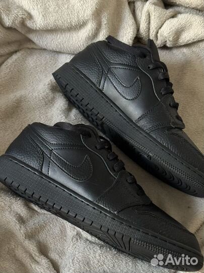 Air jordan 1 low (GS) Triple black (EUR 40 25cm)