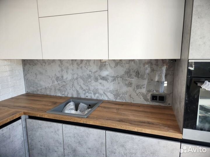 Кухонный фартук из стекла