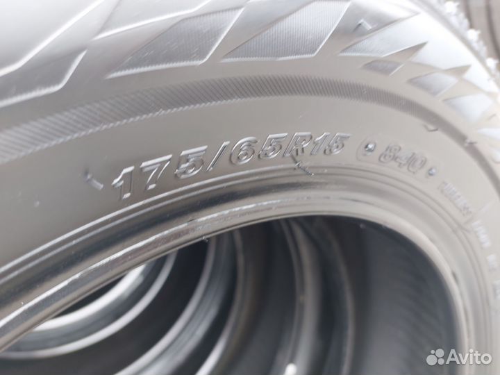 Bridgestone Blizzak VRX2 175/65 R15 84Q