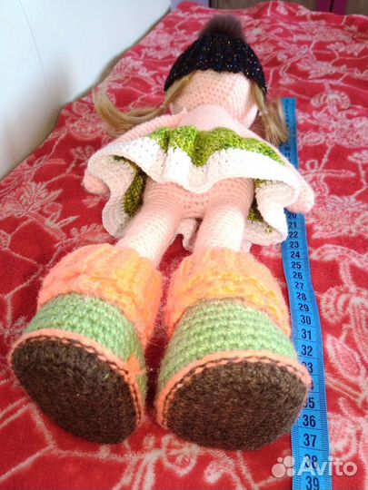 Вязаная кукла ручной работы