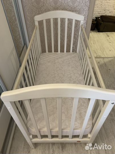 Детская кроватка с маятником