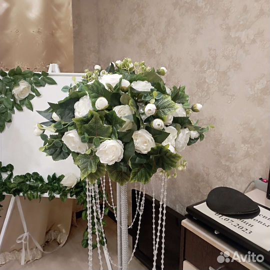 Стойки с цветами