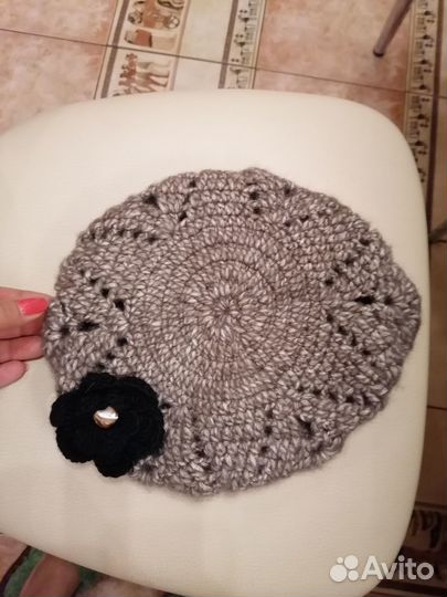 Берет на девочку вязаный с брошью из камня