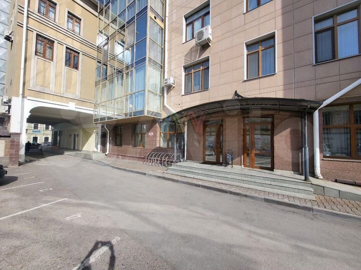 Торгово-офисное помещение в бизнес-центре