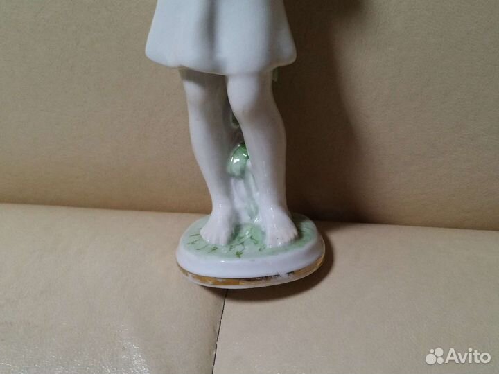 Статуэтка. Пионерка с голубями