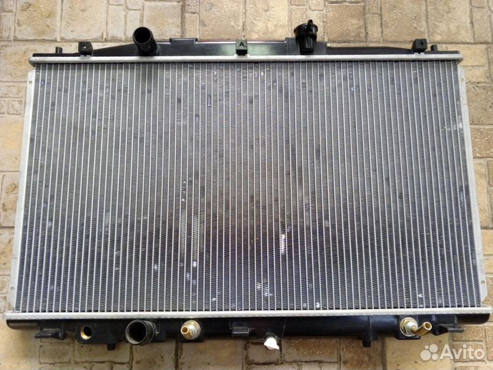 Радиатор охлаждения Honda accord 7