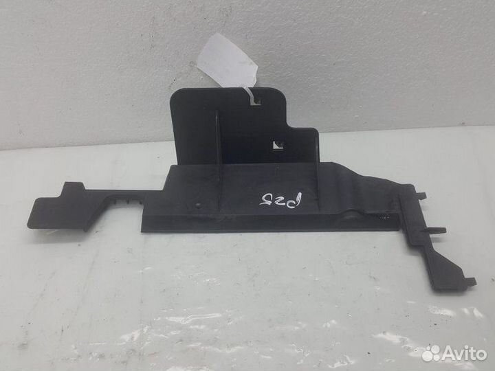 Дефлектор радиатора правый Renault Laguna